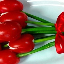 «Тюльпаны» из помидоров с крабовыми палочками