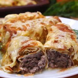 Рулетики из яичных блинчиков с мясом в духовке