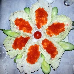 Салат с семгой и икрой «Огонек»