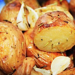 Запечённый молодой картофель с розмарином