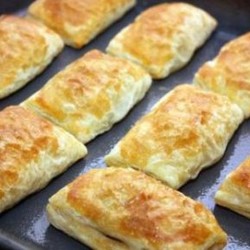 Слоеные пирожки с мясом