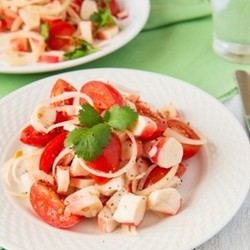 Салаты с крабовыми палочками и помидорами - рецепты с сыром, кукурузой, огурцами и перцем