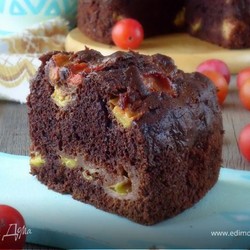 Шоколадный пирог со сливой