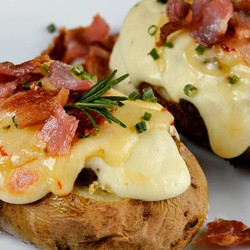 Запеченный картофель, со сметанно-беконной начинкой