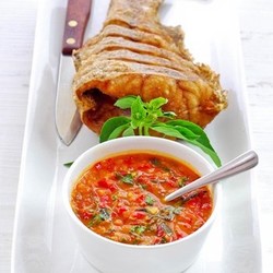 Белая рыба с овощным соусом