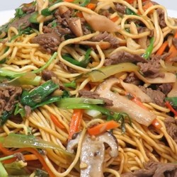 Жареная лапша с мясом и овощами