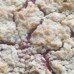 Творожный пирог с малиной и ананасами