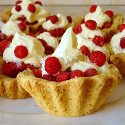 Пирожные песочные корзиночки с малиной