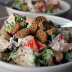 Салат с фасолью и сухариками