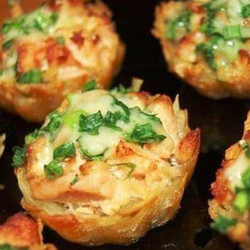 Картофельные тарталетки с куриным филе под чесночно-сырным соусом