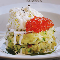 Рецепт для воскресного завтрака: драники из цукини с страчателлой и красной икрой