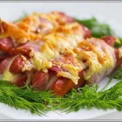 Сосиски с сыром и беконом