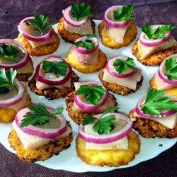 Закуска из сельди на картофельных оладьях | Ленивая кухарка