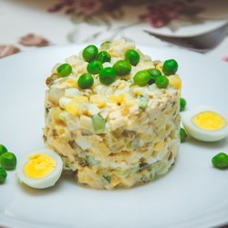 Оливье с перепелиными яйцами