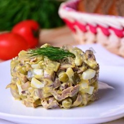 Простой салат из вареных куриных желудков