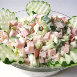 Салат из ветчины с овощами и орехами