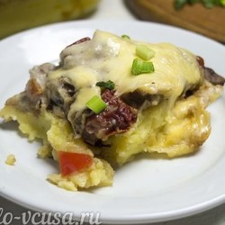 ! Картофельная запеканка с соусом: с начинкой из мяса.
