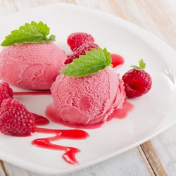 Сливочное малиновое мороженое - рецепт RussianFood