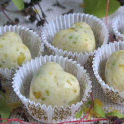 Конфеты из белого шоколада с фисташками и лимоном