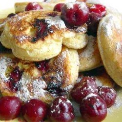 Готовим оладьи с вишней