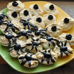 Фаршированные яйца - "паучки и глазки"