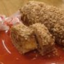 Бисквитный рулет с вареной сгущенкой и орехами