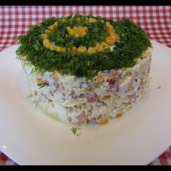 Салат с копчёной колбасой и кукурузой
