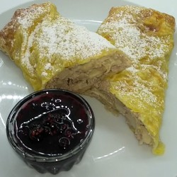 Штрудель из лаваша с яблоками и творогом