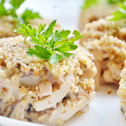 Ореховый салат с кальмарами