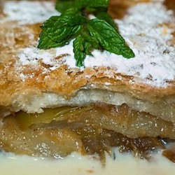 Штрудель с яблоками из слоеного теста