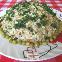 Салат с куриной печенью, яйцами и овощами