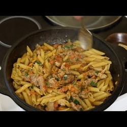 "Татарские" макароны с мясом, тушёные в овощном соусе.