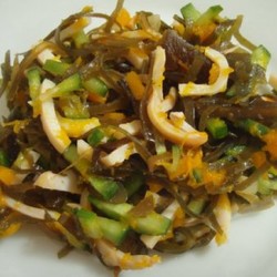 Салат из кальмаров с морской капустой