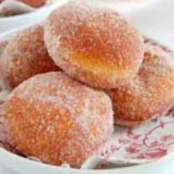 дрожжевые пончики с яблоками