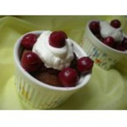 Шоколадный пудинг с вишневым соусом