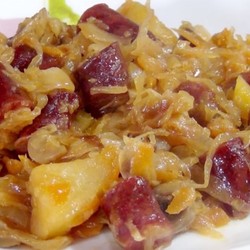 Капуста, тушенная с картофелем, колбасками и грибами