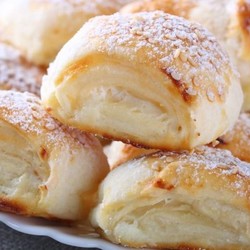 Быстрые слойки с творогом из слоёного теста