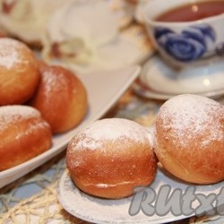 Дрожжевые пончики со сгущенкой или джемом