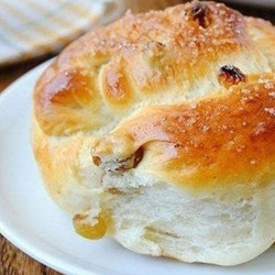 Пряные булочки с изюмом