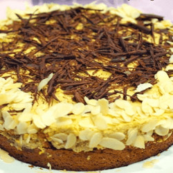 Торт из миндального бисквита с кофейным кремом