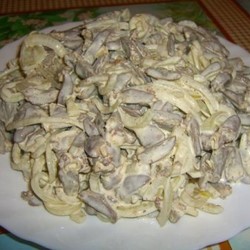 Салат с куриными сердечками и луком