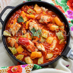 Курица с овощами на сковороде