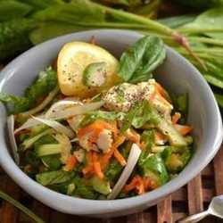 Витаминный салатик с курицей и авокадо