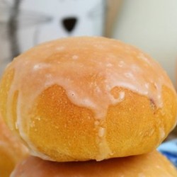 Тыквенные пышки с абрикосовым джемом и сахарной глазурью