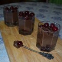 Шоколадный пудинг с вишней