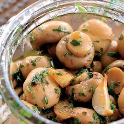 Шампиньоны в масляно-травяном маринаде