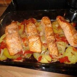 Лосось с картофелем, запечённый в духовке