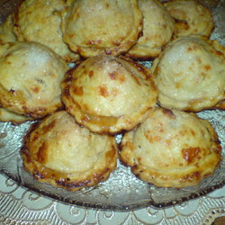 Пирожки из песочного теста с сыром и яблоками