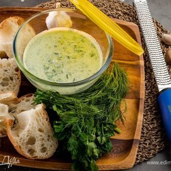 Греческий соус дзадзики. Ингредиенты: чеснок, йогурт натуральный, огурцы