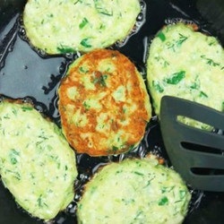 Кабачковые оладьи теперь готовлю только так! Виной всему — секретный ингредиент…